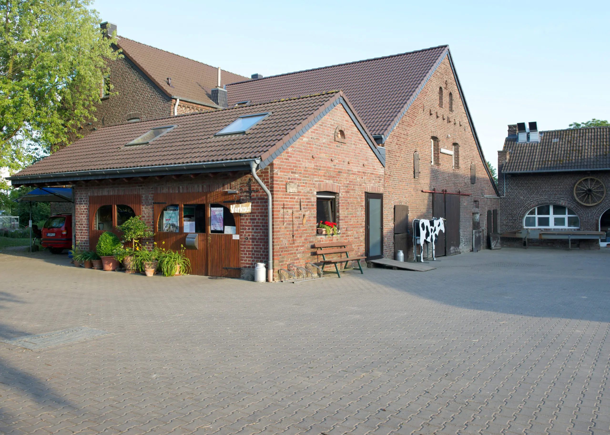 Spargelhof Berderhof in Willich-Schiefbahn – Blick auf den Innenhof mit Hofladen