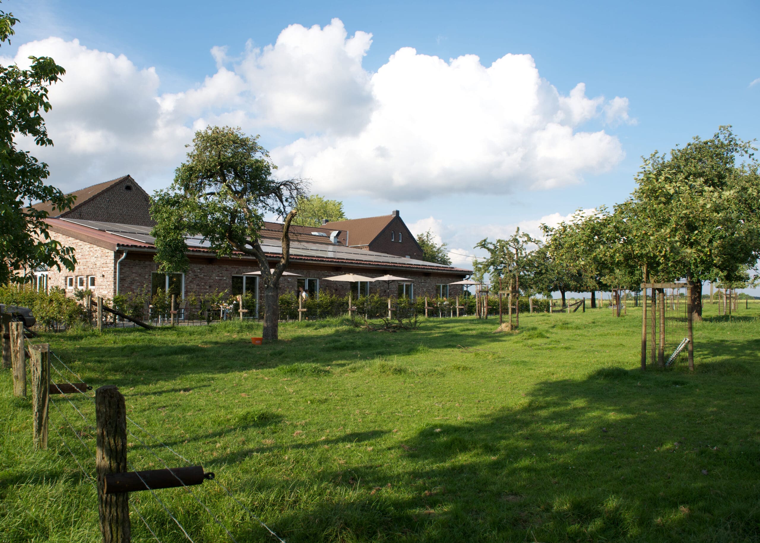 Spargelfeld des Berderhofs am Niederrhein bei Willich-Schiefbahn