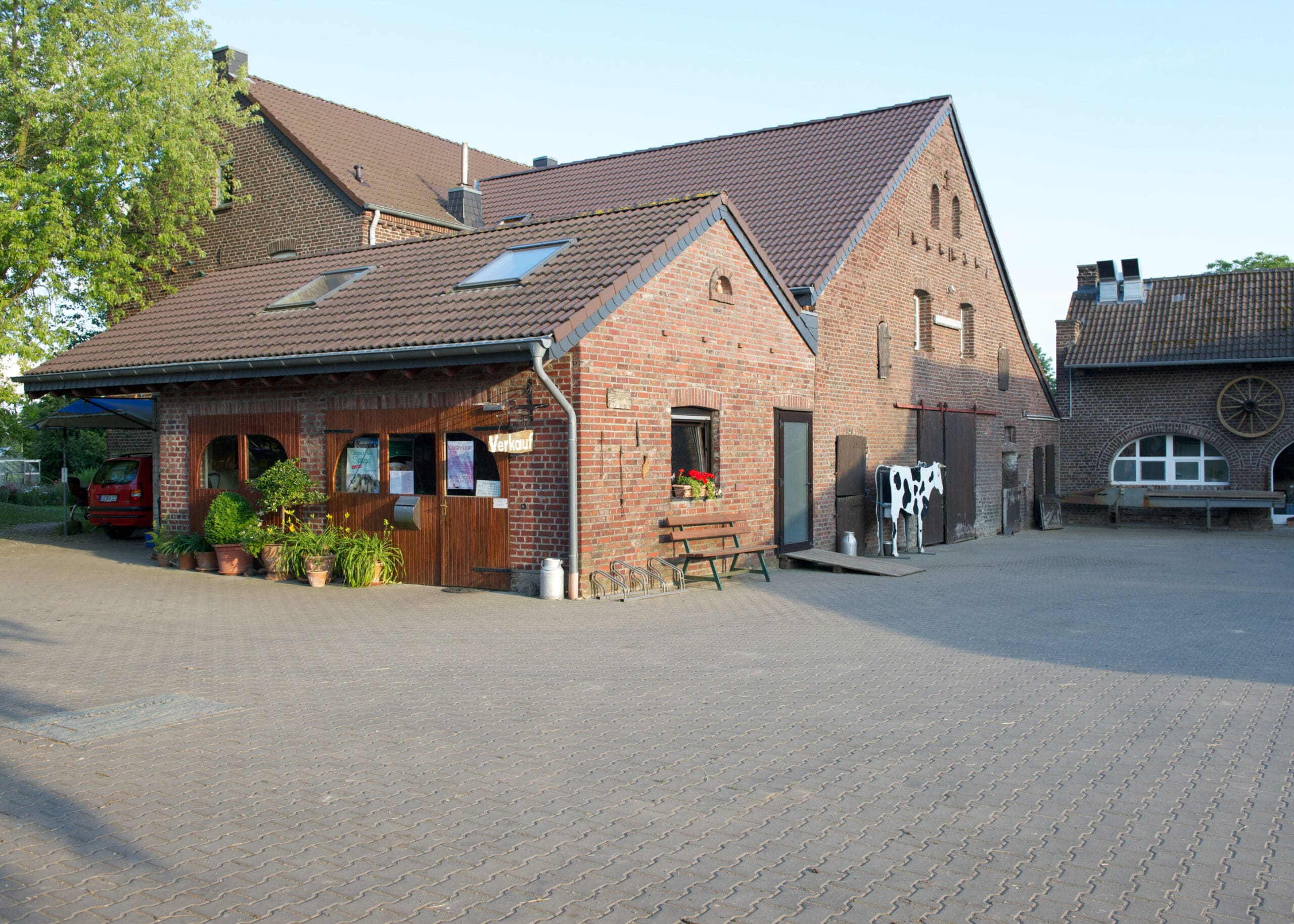 Spargelhof Berderhof in Willich-Schiefbahn – Blick auf den Innenhof mit Hofladen